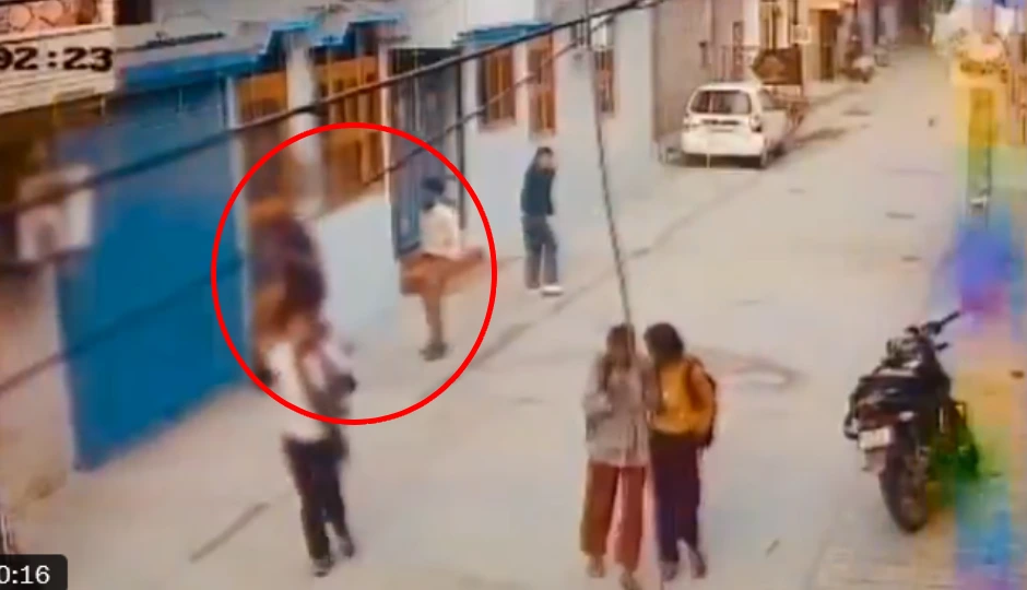 फरीदाबाद में सनसनी: लाइब्रेरी से लौट रही छात्रा को दिनदहाड़े मारी दो गोलियां, आरोपी फरार — CCTV में कैद वारदात