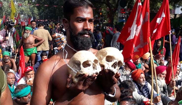 कर्ज माफी के लिए सड़कों पर किसान, तमिलनाडु से आए किसानों ने आत्महत्या कर चुके किसानों की खोपड़ी के साथ प्रदर्शन किया