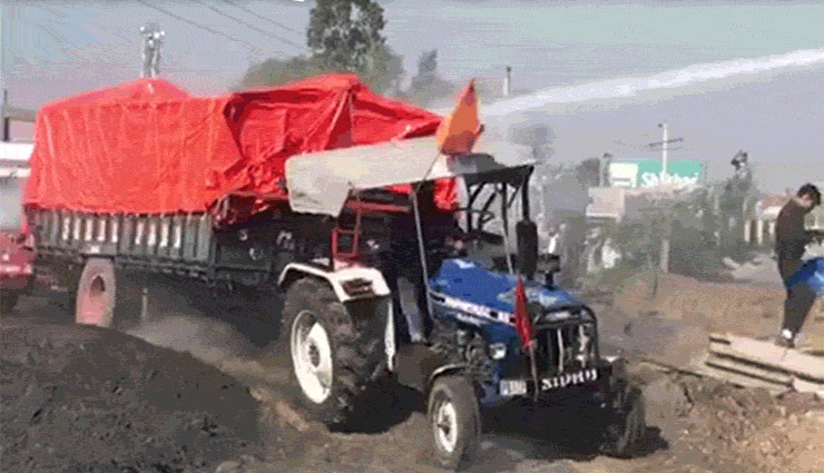 
कृषि कानूनों का विरोध : बैरिकेड के रूप में रखे गए ट्रक को किसानों ने ट्रैक्टर से हटाया, VIDEO