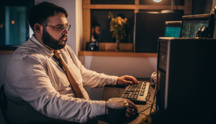 ऑफिस में इन खराब आदतों की वजह से बढ़ सकता है आपका वजन bad office habits,increase weight,unhealthy workplace practices,office habits affecting weight,weight gain at work,sedentary office habits,office lifestyle impact on weight,avoiding weight gain in the office,healthy work habits,workplace wellness tips