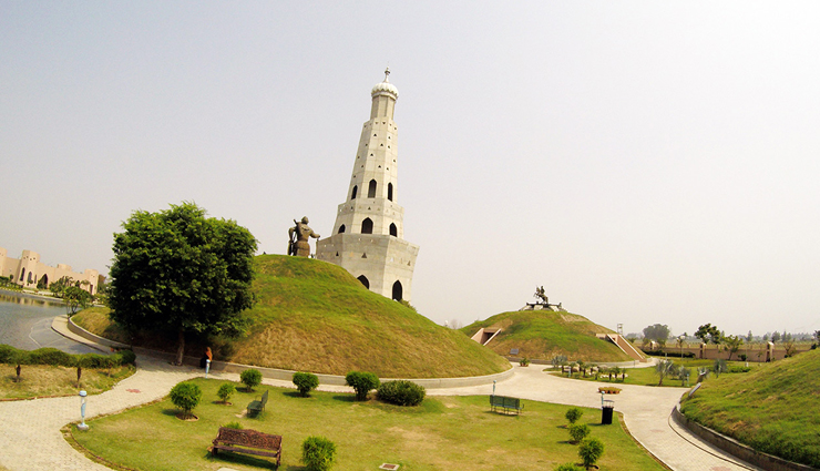 qutub minar,travel qutub minar,famous tall tower,delhi,holidays,travel guide,travel tips