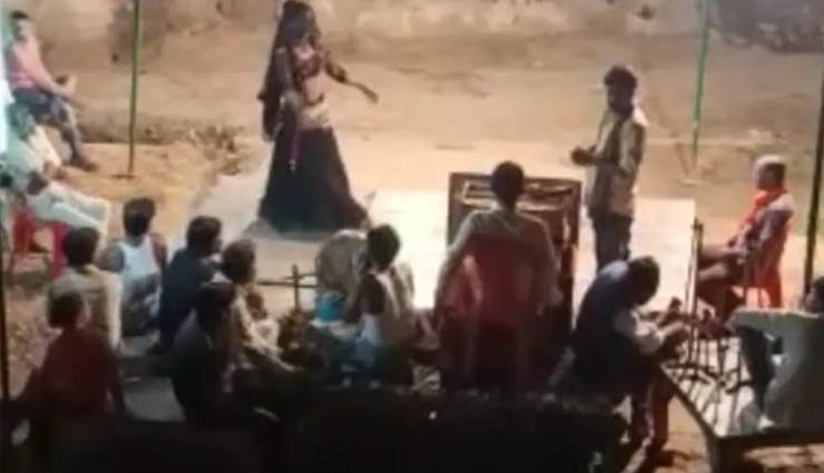 फतेहपुर / बार बालाओं का अश्‍लील डांस देखने उमड़ा पूरा गांव, सोशल डिस्टेंसिंग  की  उड़ी धज्जियां 