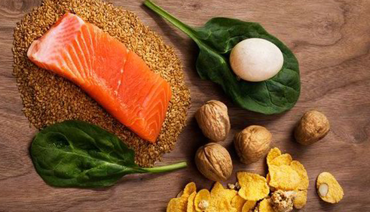 healthy hair,eggs,spinach and other leafy greens,citrus fruits,fatty fish and nuts,whole grains,carrots,avocado,blueberries,food for healthy hair,hair care tips,beauty tips