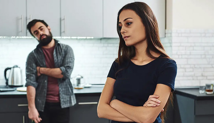 reasons something feels off in a relationship,relationship feels off,signs something is wrong in a relationship,feeling disconnected in a relationship,relationship problems,why does my relationship feel strange,partner acting distant,lack of communication in relationship,growing apart in a relationship,intuition about relationship issues,relationship discomfort,feeling uneasy with partner,relationship chemistry fading,unspoken tension in a relationship