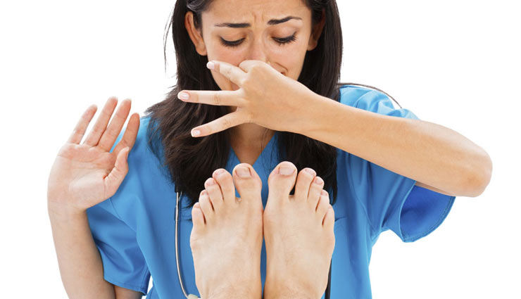 tips to treat smelly feet,smelly feet,home remedies,how to stop smell from feet,beauty tips,beauty