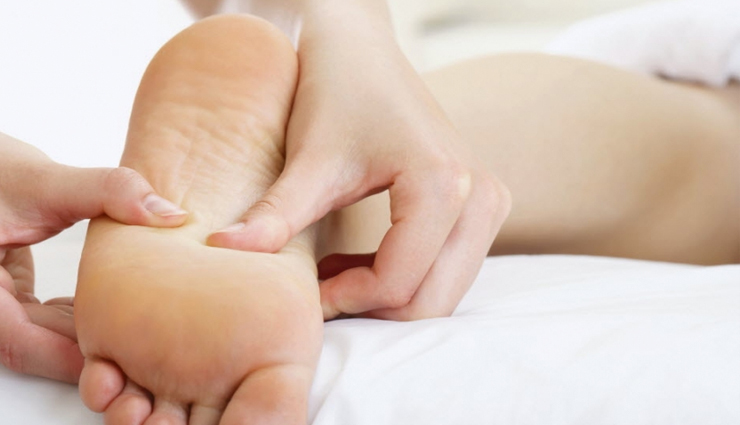 love,mates and me,sex,love and sex,5 points where a guy loves to get touched,crossing fingers,cheeks,waist,playing with chest,feet rub