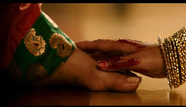 पिछडापन नहीं भारतीय परंपरा है पैर छूना