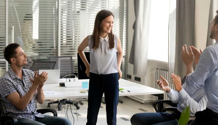 ऑफिस में महिला सहकर्मियों से इस तरह का रखें व्यवहार, सभी बनेंगे आपके दोस्त