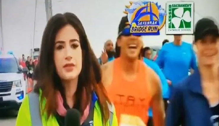 weird news in hindi,female reporter,blasts,man,assaulted,butt