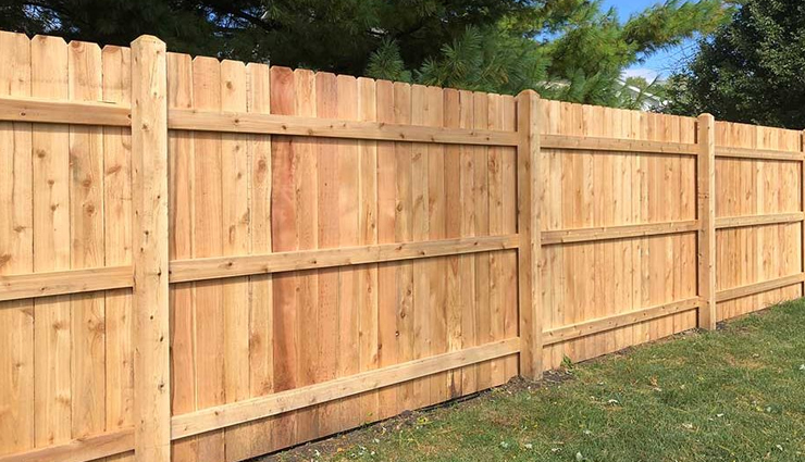 fence material guide,choosing the right fence material,types of fence materials,factors to consider when selecting fence material,fence material comparison,wood fence vs vinyl fence,metal fence vs wood fence,benefits of aluminum fence,pros and cons of chain link fence,how to choose the best fence material for your needs