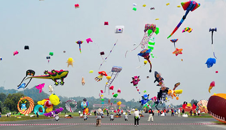 festivals around the world,must visit festivals,kite festival,india,snow festival,japan,carnival,brazil,holi,songkran festival,thailand,summerfest music festival,usa