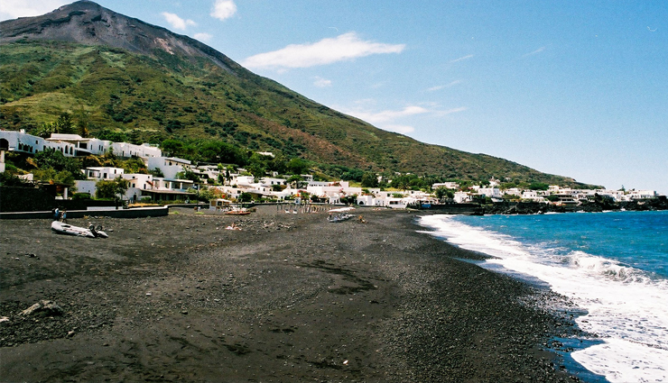 black sand beaches,black sand beaches to visit,10 black sand beaches,black sands beach in whitethorn,ficogrande in stromboli,perissa beach in paralia,santorini,stokksnes beach in iceland,miho beach in shimizu,punaluu beach on the big island of hawaii,anse chastanet in saint lucia,kamari beach in santorini,greece,papenoo beach in papenoo,tahiti,reynisfjara in vík í mýrdal,travel,holidays,travel guide