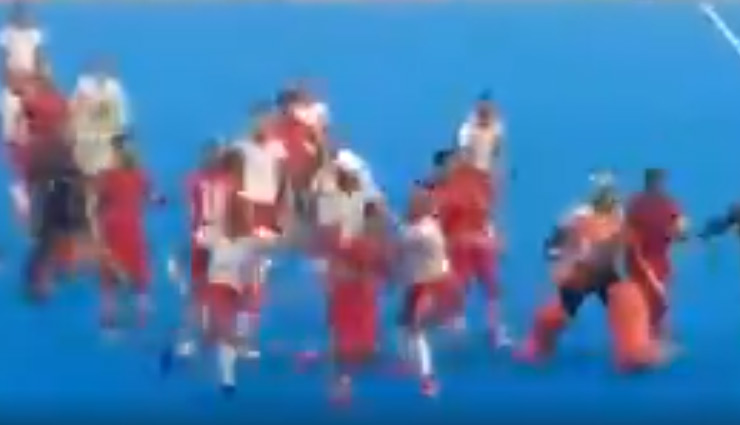 हॉकी मैच के दौरान मैदान पर ‌भिड़ी दो टीमें, खिला‌ड़ियों ने एक-दूसरे पर हॉकी स्टिक्स  से किया वार, वीडियो वायरल