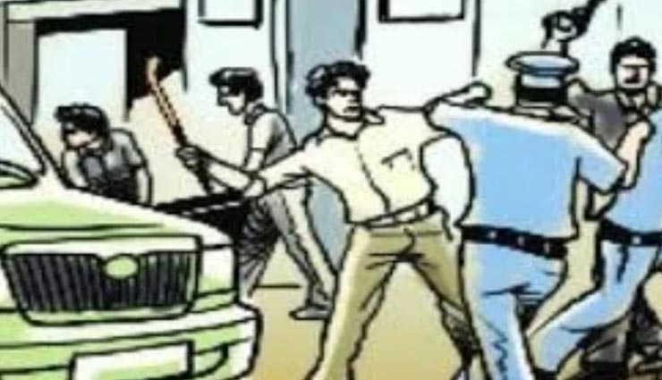 पंजाब : दो पक्षों के झगडे के बीच फंसी पुलिस, जान बचाने के लिए करनी पड़ी हवाई फायरिंग