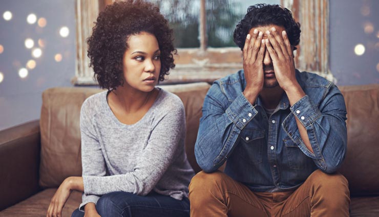 इन तरीकों से पता करें कि आपका पार्टनर होने लगा हैं बोर, रिश्तों में पड़ सकती हैं दरार