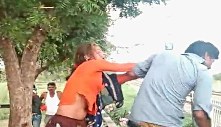 दौसा : नशेड़ी गेटमैन ने बेवजह दो घंटे तक बंद रखा रेलवे फाटक, तड़पती रही गर्भवती महिला, परिजनों ने की धुनाई