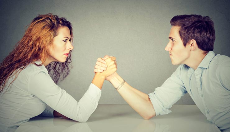 कभी ना करें इन 4 मौकों पर तकरार, रिश्ते में आने लगती हैं दूरियां