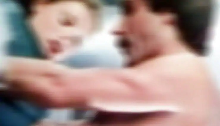 जब बस स्टॉप पर अचानक से चलने लगी पोर्न फिल्म, लोगों ने वीडियो बनाकर किया वायरल weird news in hindi,madhya pradesh,bhopal,bus stop,fare collection machine,blue film