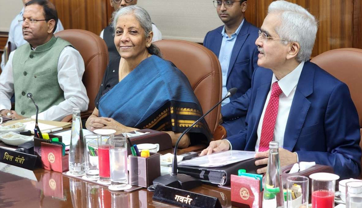 बैंकों से मुख्य व्यवसाय पर ध्यान केंद्रित करने, अधिक जमा और सख्ती के साथ ऋण देने का आग्रह किया: वित्त मंत्री सीतारमण
