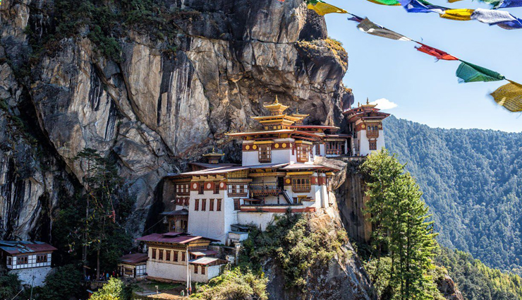 finest temples,finest temples in the world,meenakshi temple,india,wat rong khun,thailand,abu simbel,egypt,kinkakuji,japan,paro taktsang,bhutan,temple of heaven,china