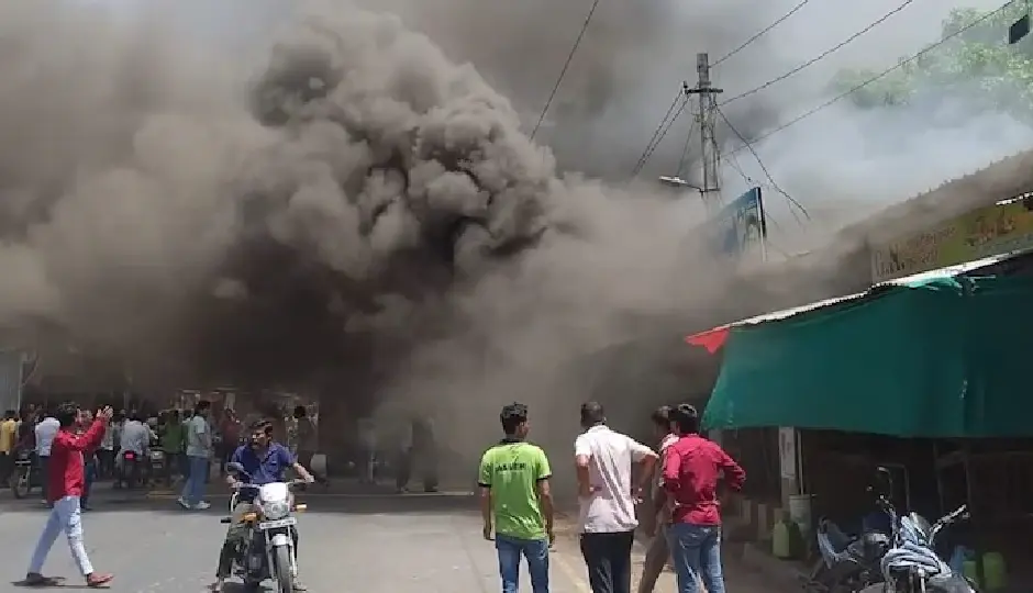रावतभाटा के NGT मार्केट में भीषण आग, धमाकों से कांपा इलाका; अफरा-तफरी का माहौल