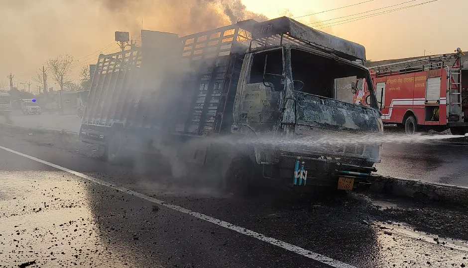 दिल्ली-जयपुर हाईवे पर दौड़ती कैंटर बनी आग का गोला, चालक ने कूदकर बचाई अपनी जान