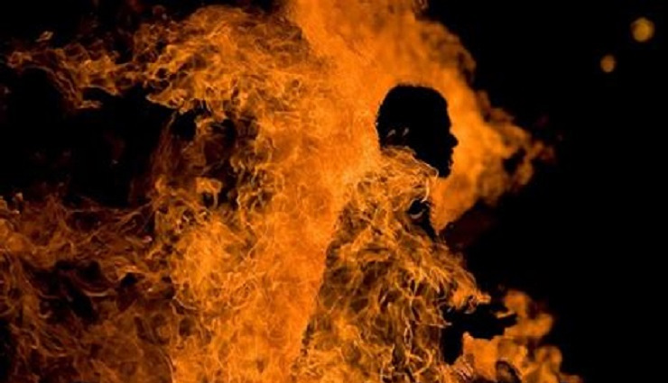  दिल्‍ली: खरीदने के कुछ दिन बाद ही खराब हुआ फोन,  कंपनी ने रिप्‍लेस करने से किया इनकार तो लगा ली आग 