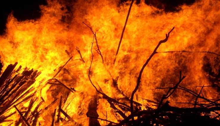 महाराष्ट्रः पुणे में जलती चिता पर डाला ईंधन फैला, भड़की आग, चपेट में आए 11 लोग