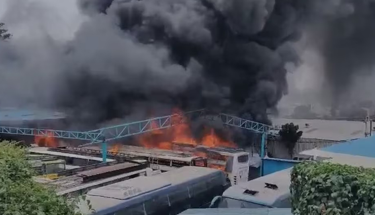 बेंगलूरू के वीरभद्र नगर में बस स्टैण्ड में लगी आग, 10 बसें जलकर खाक