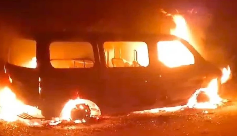 सर्विस लेन पर खड़ी वैन में लगी भीषण आग, चालक की जलकर मौत—चित्तौड़गढ़ में दिल दहला देने वाली घटना