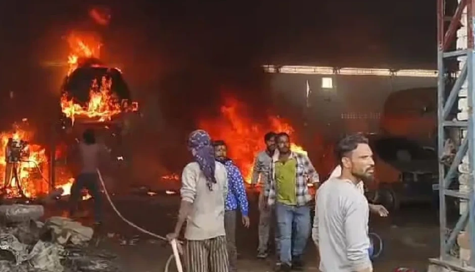 हापुड़ में स्क्रैप फैक्ट्री में भीषण आग, धमाकों से मचा हड़कंप; तीन घंटे की मशक्कत के बाद पाया गया काबू