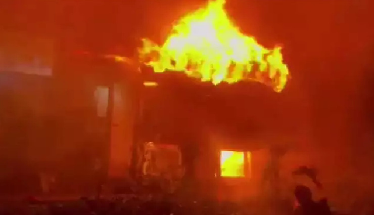 दिल्ली : आनंद विहार में झोपड़ी में लगी आग, 3 लोगों की दर्दनाक मौत