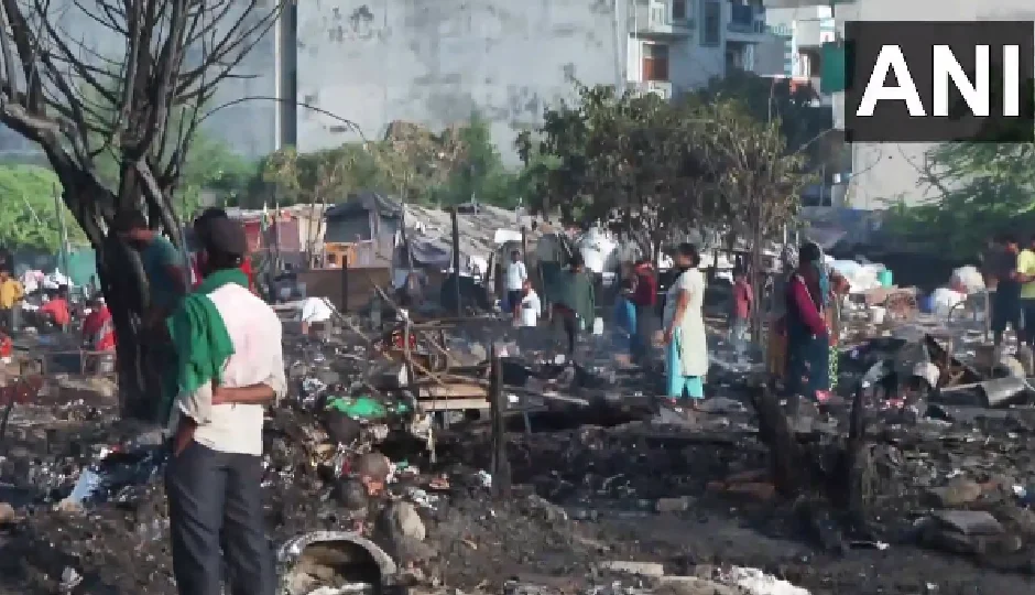 दिल्ली के उत्तम नगर में भीषण आग, 300 से 400 झुग्गियां राख में तब्दील, तबाही का वीडियो सामने आया