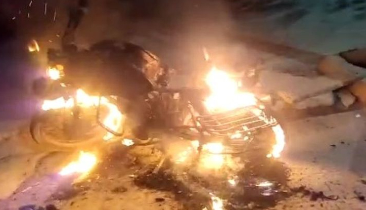 अजमेर : युवक ने लगा दी घर के बाहर खड़ी भाजपा नेता के बाइक को आग, CCTV में वारदात कैद