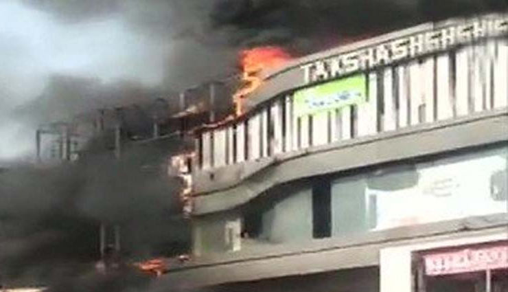 सूरत : तक्षशिला कॉम्पलेक्स में भीषण आग, जान बचाने के लिए इमारत से कूदे लोग, 17 की मौत