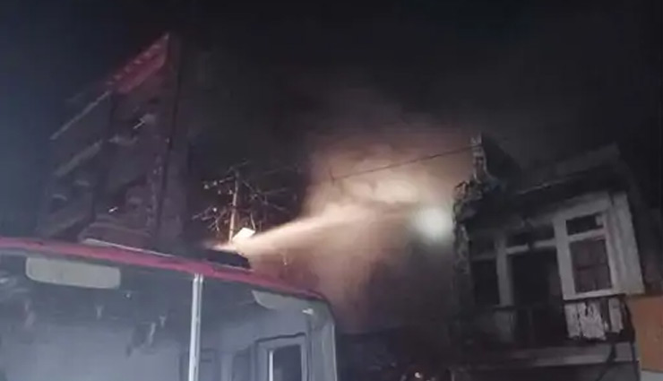 बाड़मेर : 3 मंजिला कपड़े की दुकान में लगी भीषण आग, काबू पाने के लिए बुलानी पड़ी BSF और एयरफोर्स की दमकलें rajasthan,barmer,fire,cloth store,station road market