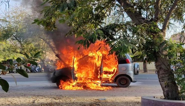 जोधपुर : आग का गोला बनी चलती कार, समय पर कार से उतर गया चालक