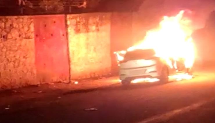 कोटा : पेट्रोल पंप के नजदीक आग का गोला बनी चलती कार, ड्राइवर व दोस्त ने उतर बचाई जान