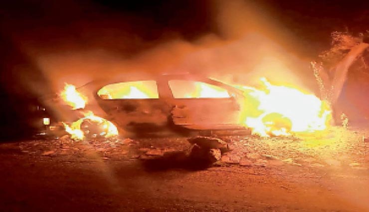 बारां : मवेशियों को बचाने के चक्कर में पेड़ से टकराई कार, आग लगने पर ड्राईवर ने कूदकर बचाई जान
