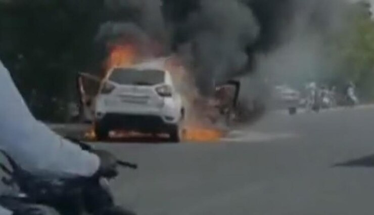 नोएडा एक्सप्रेस-वे पर चलती कार बनी आग का गोला, सवार दो लोगों ने कूदकर बचाई जान