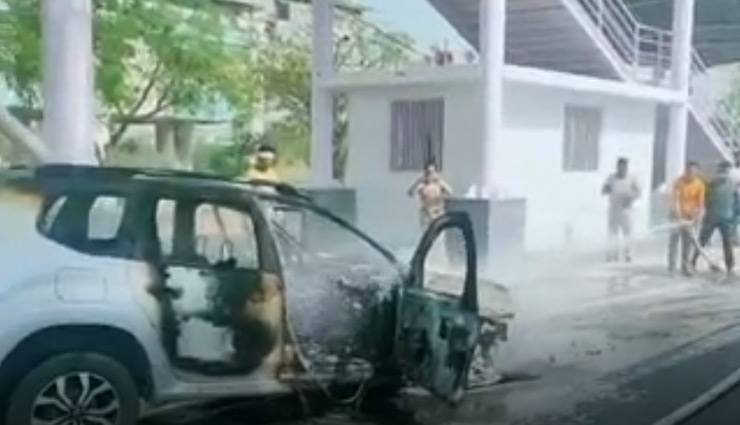 car,fire,noida expressway,uttar pradesh