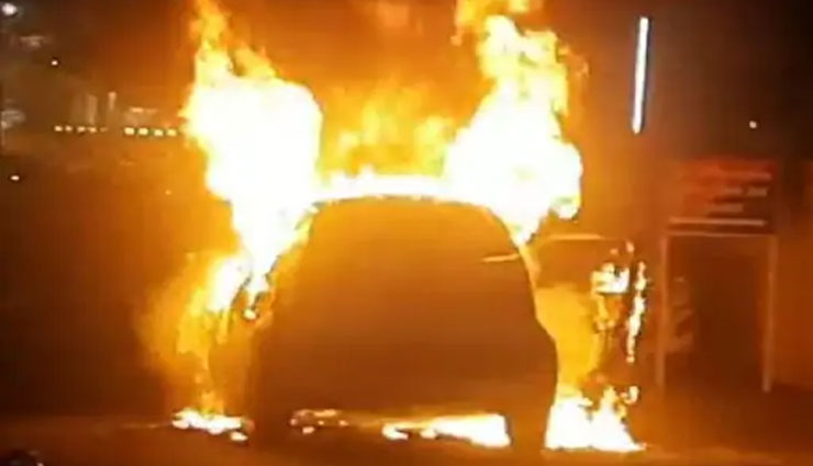 बंगले के गेट पर खड़ी कार बनी आग का गोला, स्पार्क की वजह से हुई घटना
