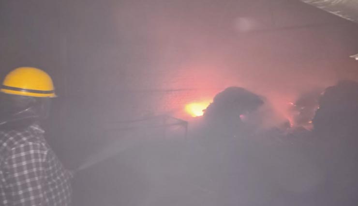 राजस्थान : चौमूं में धधकी प्लाईवुड की फैक्ट्री, दमकल की 5 गाड़ियों ने आग पर पाया काबू