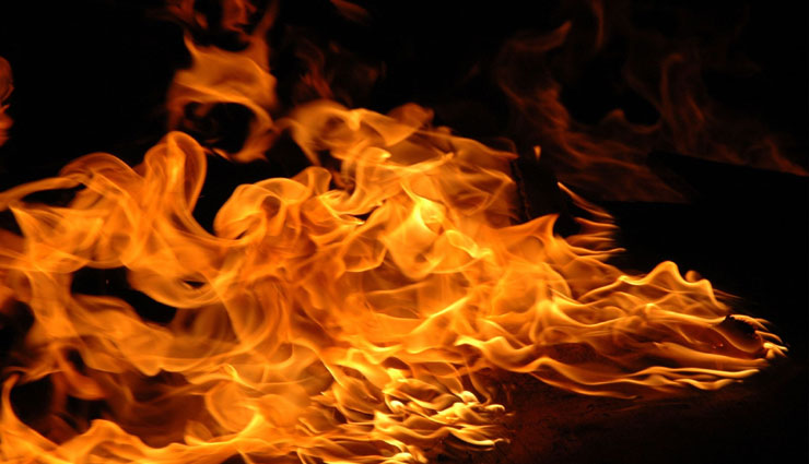 दिल्लीः आज़ाद मार्केट में लगी भीषण आग, 5 दुकानें राख, 3 लोग घायल