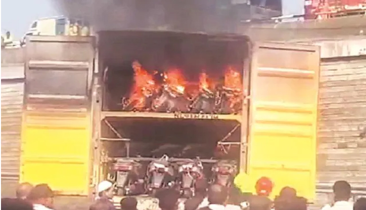नासिक में बड़ा हादसा, सड़क पर एक साथ 20 इलेक्ट्रिक स्‍कूटर्स में लगी आग