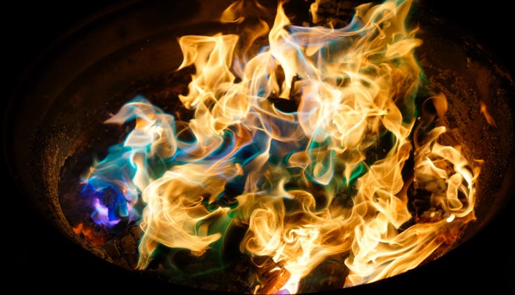 सर्दी से बचने के लिए आग में झोंक दिए लाखों के नोट और गहने