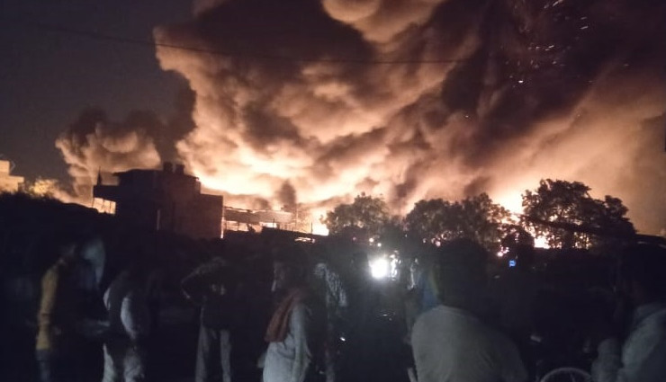 Delhi: टिकरी कलां के बाजार में लगी भीषण आग, 43 दमकल मौके पर पहुंची
