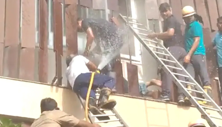 लखनऊ के होटल लेवाना में लगी आग, 2 लोगों की मौत, खिड़की तोड़कर बाहर निकाले जा रहे गेस्ट