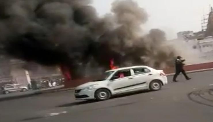 जयपुर : बड़ी चौपड़ पर लगी आग से मची अफरा-तफरी, आसमान में ऊपर तक उठी लपटें