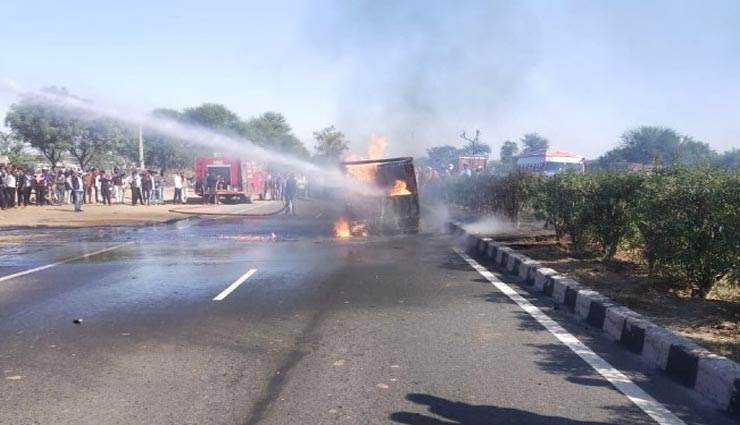 जयपुर : ऑयल के कंटेनर से भरी पिकअप में लगी आग, ड्राइवर को कूदकर बचानी पड़ी अपनी जान